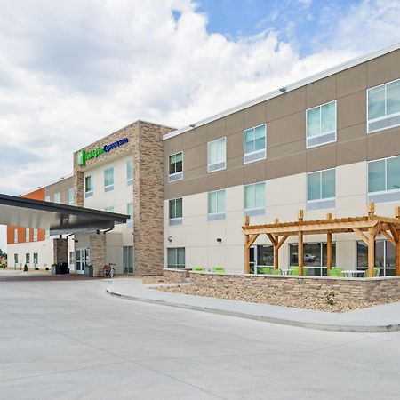 Holiday Inn Express & Suites - Chadron By Ihg Exterior photo