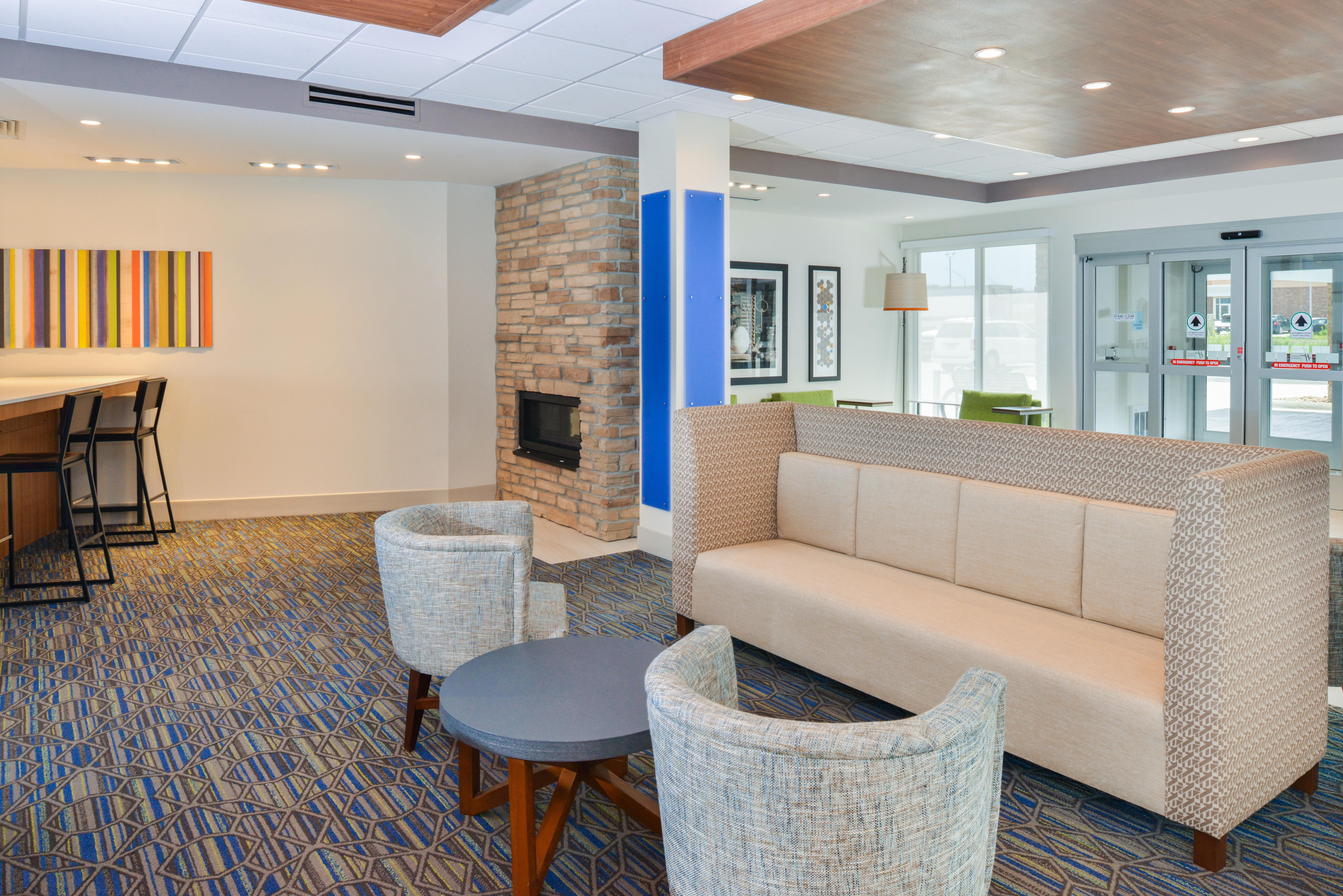 Holiday Inn Express & Suites - Chadron By Ihg Exterior photo